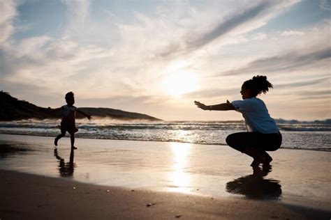 El Ni O Corre Hacia La Playa De La Madre Y La Silueta De La Familia Con