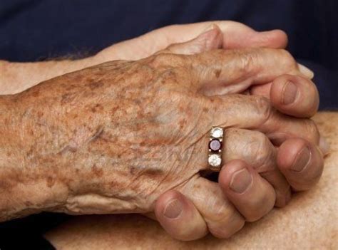 Vieux Couple Main Dans La Main Avec Bague Au Doigt Vieux Couples Old