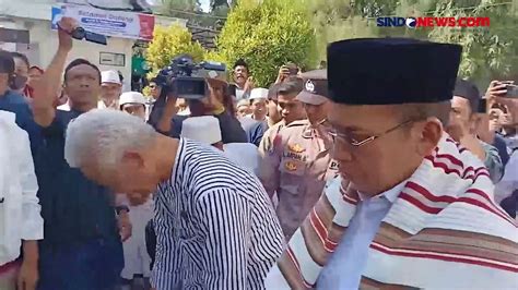 Ganjar Pranowo Dan Tgb Disambut Ribuan Santri Saat Ziarah Ke Makam