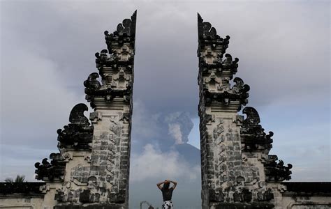 Photos Ash And Smoke Spew From Bali S Mount Agung Lava And Magma Mean