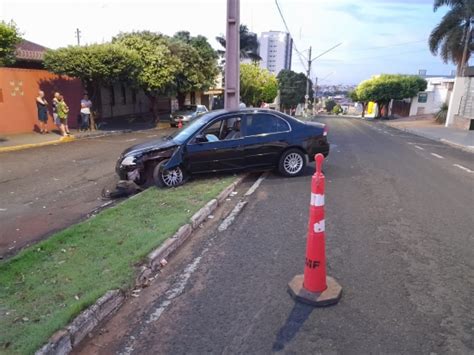 Motorista perde controle de carro e derruba semáforo na Avenida dos