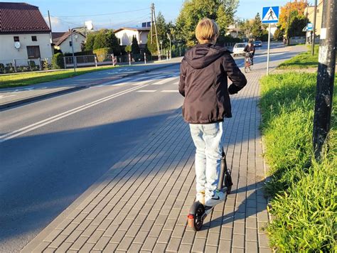 Z Otych Mandatu Za Jazd Hulajnog Po Chodniku Kar Od