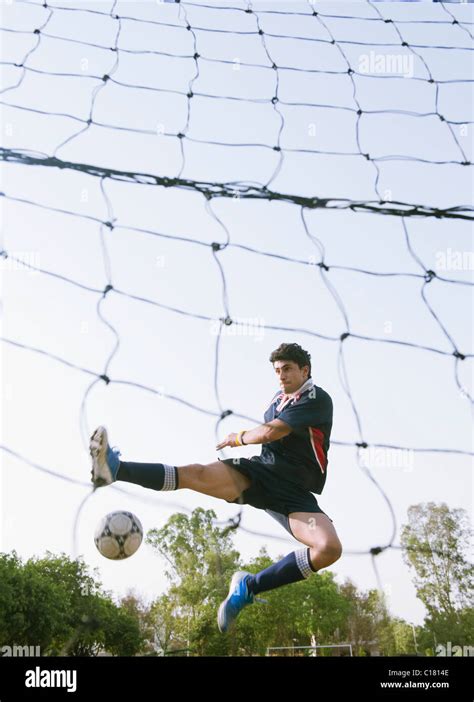 Pallone Da Calcio A Figura Intera In Rete Immagini E Fotografie Stock