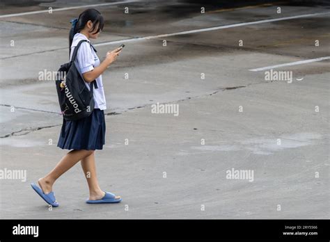 SAMUT PRAKAN THAÏLANDE septembre 20 2023 Une fille en uniforme