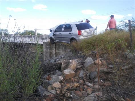 Motorista Fica Presa às Ferragens Após Carro Bater Em Mureta Na Rn 288