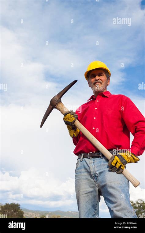 contractor builder  yellow hard hat portrait stock photo alamy
