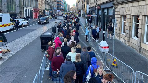 The Huge Queue To See Queen Elizabeth Ii Lying In State At St Giles