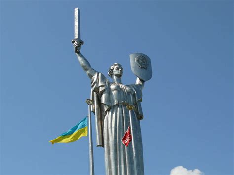 Родина Мать. Замечательное место для прогулок с прекрасным видом на Киев