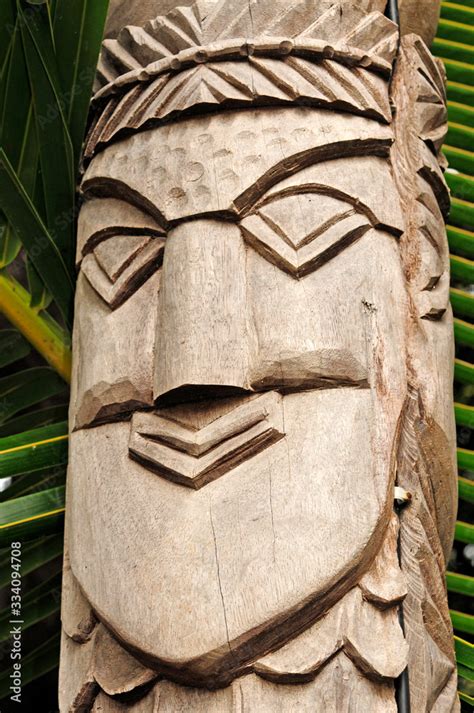 Totem aus geschnitztem Holz auf Île des Pins Neukaledonien Totem