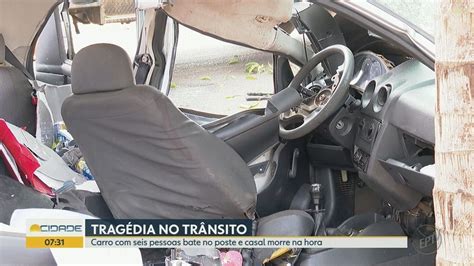 Casal morre e 4 crianças ficam feridas após batida de carro em poste em