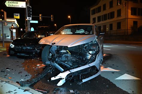 Rapperswil Jona SG Auto Wird Bei Unfall In Stromkasten Geschleudert