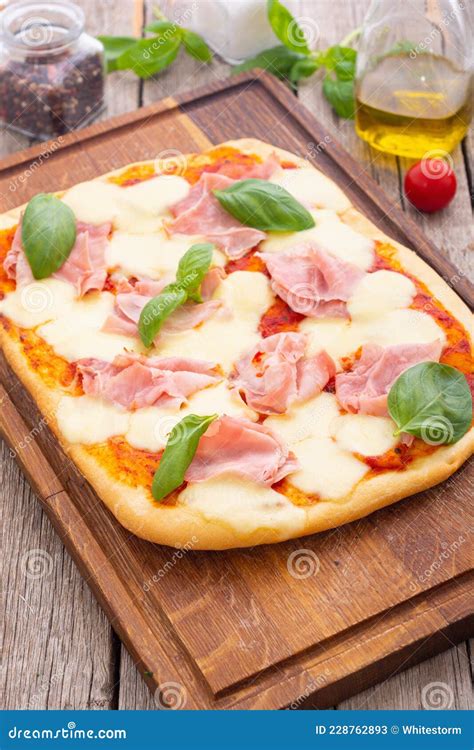 Pizza Italienne Traditionnelle Au Jambon Mozzarella Et Basilic Image