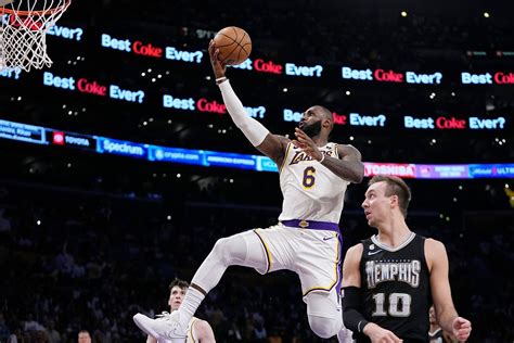 Lebron James Lakers Take Series Lead Despite Nearly Crumbling Vs Grizzlies Marca