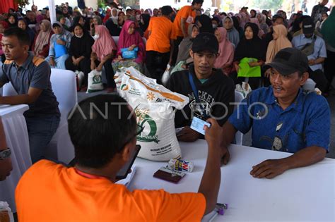 Penyaluran Bantuan Pangan Cadangan Beras Pemerintah ANTARA Foto