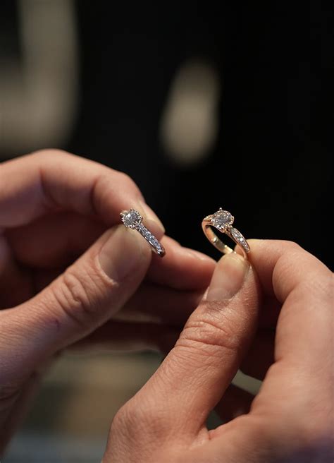 Comment choisir une bague de fiançailles Conseils mariage 2023