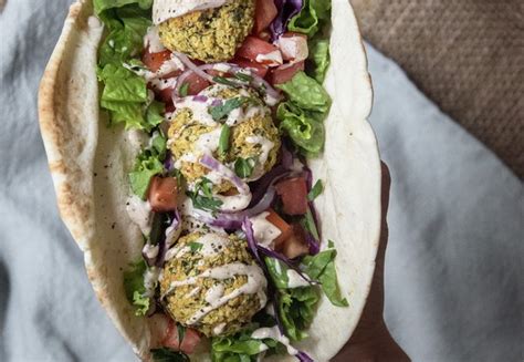 Pita Aux Falafels Sauce Tahini Patate Cornichon