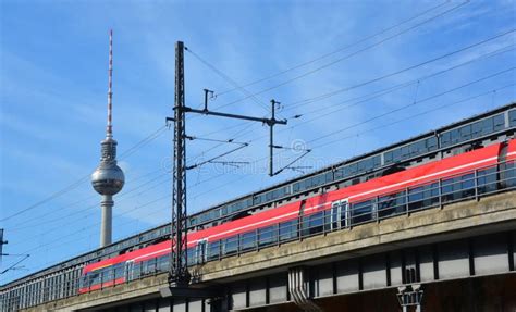 Das Fernsehturm Ist Ein Fernsehturm Nah An Alexanderplatz Quadrat In