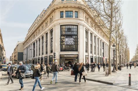 No Window Displays And A Great App On The New Galeries Lafayette At