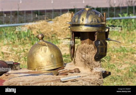 Cascos romanos antiguos y puñales en una recreación histórica