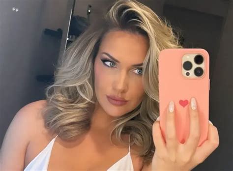 Golf Influencer Paige Spiranac Poses In Mirror Thirst Trap Photos Showing Off Cleavage In Low