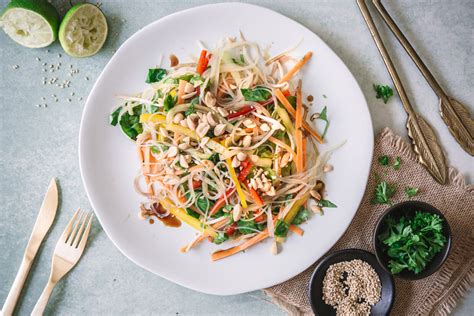 Leichter Glasnudelsalat mit knackigen Erdnüssen Foodlovin