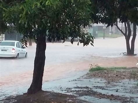 G1 Temporal alaga ruas e água invade casas em Luís Eduardo Magalhães