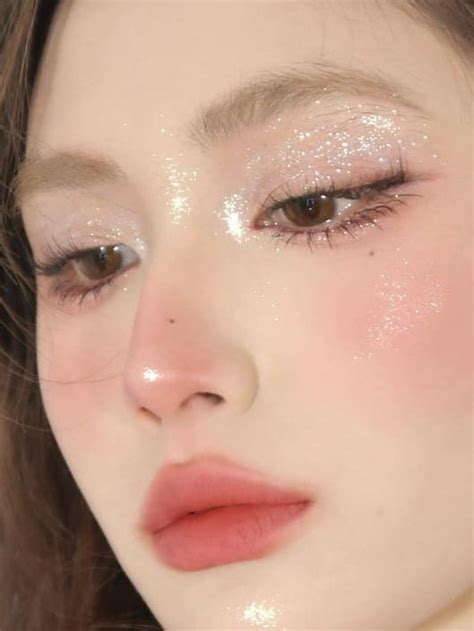 Glitter Eyeshadow Looks To Sparkle This Holiday Season Eye Makeup