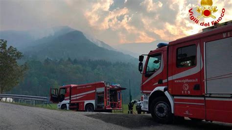 In Azione I Canadair Per Fermare Le Fiamme A Dumenza