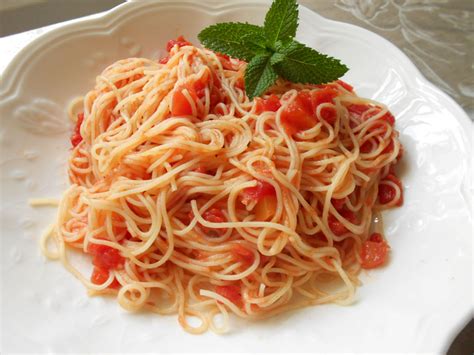 Macarrão Ao Molho De Tomate Fresco Receitas