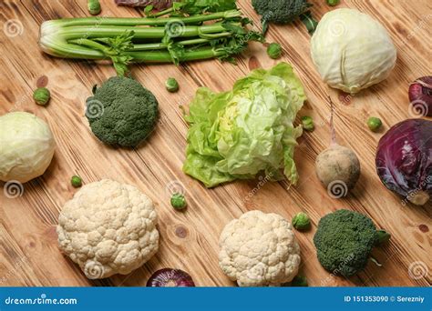 Legumes Frescos Diferentes Na Tabela De Madeira Foto De Stock Imagem