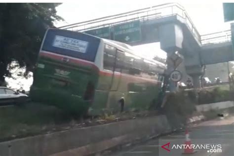 Bus Mayasari Bhakti Tersangkut Pembatas Tol Di Kampung Rambutan