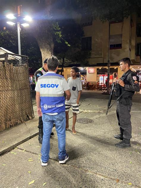 Copacabana Polícia Apreende Cocaína E Instrumentos Para Consumo De