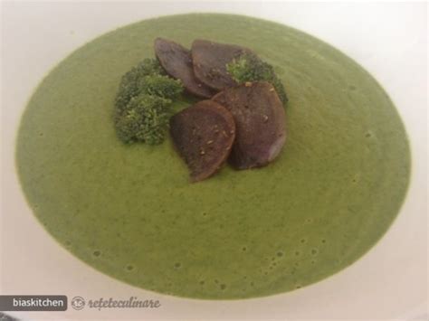 Supa Crema De Broccoli Cu Chipsuri De Cartofi Violeti Borsuri Supe