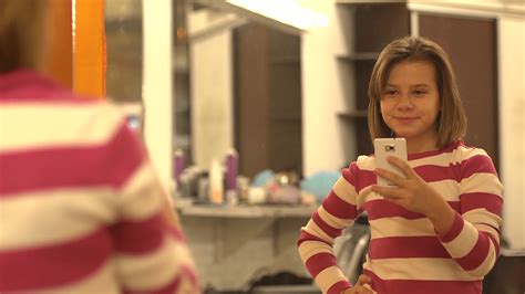 kid-girl-doing-selfie-in-a-mirror_r0lmjgfyl_thumbnail-full01 - Imagenes ...