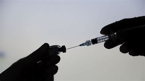 Covid le futur vaccin pourrait il être obligatoire Les Echos