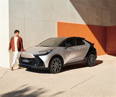 Toyota C-HR Preview (2024) - Changing Lanes