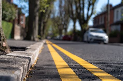 Uk Road Markings What They Mean And What The Highway Code Says Rac Drive