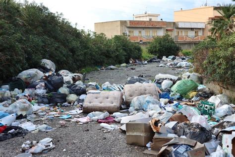 Emergenza Rifiuti Reggio Calabria A Due Passi Dal Cimitero Di Condera