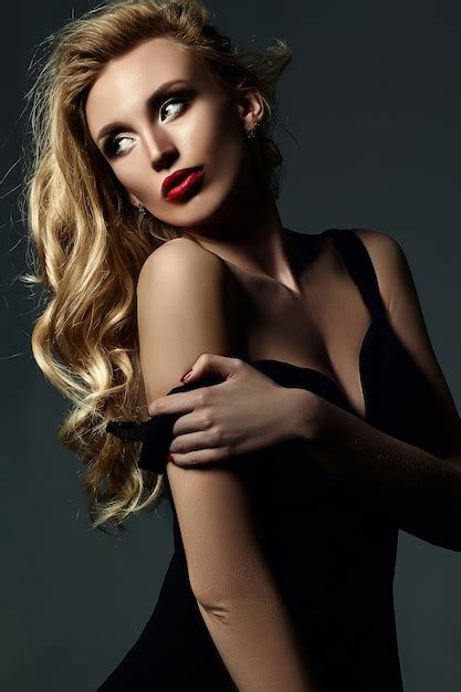 Portrait glamour sensuel de la belle femme blonde modèle femme avec du