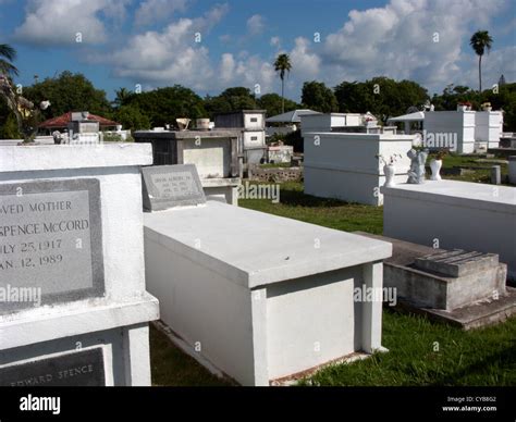 Above ground tombs hi-res stock photography and images - Alamy