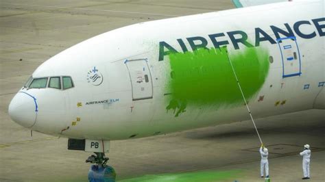 Un Avion D Air France Repeint En Vert Par Des Militants De Greenpeace