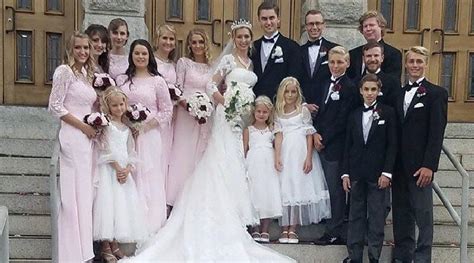 Hosanna’s wedding pic. Was Ethan not a groomsman? : r/WelcomeToPlathville