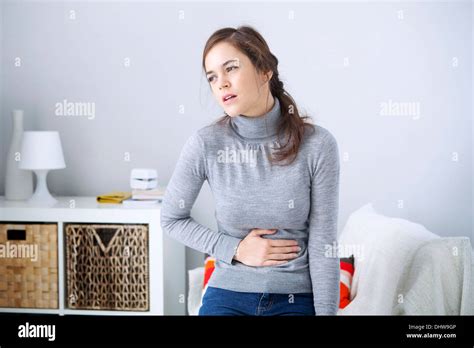 Mujer Con Dolor Abdominal Fotografías E Imágenes De Alta Resolución Alamy