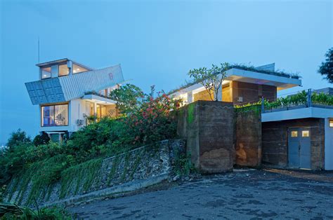 Rumah Di Atas Lereng Gunung Lombok Budi Pranomo Ikons Id