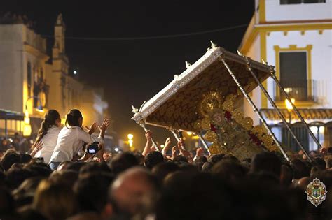 La emoción y devoción a la Virgen del Rocío en su procesión en