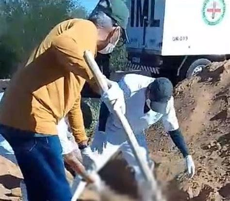 Corpos de jovens são achados em cova rasa e polícia investiga duplo