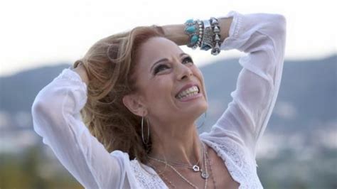 A los 58 años Iliana Calabró deslumbró con una microbikini desde Grecia