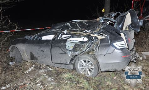 Jadące z dużą prędkością BMW wypadło z drogi i dachowało Zginął 19