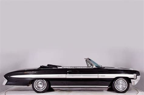 1961 Oldsmobile Starfire | Volo Museum