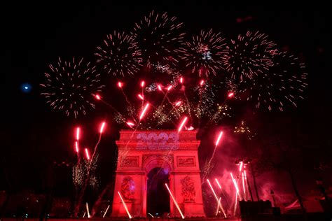 Nouvel An Un Million De Personnes Réunies Sur Les Champs Elysées Pour